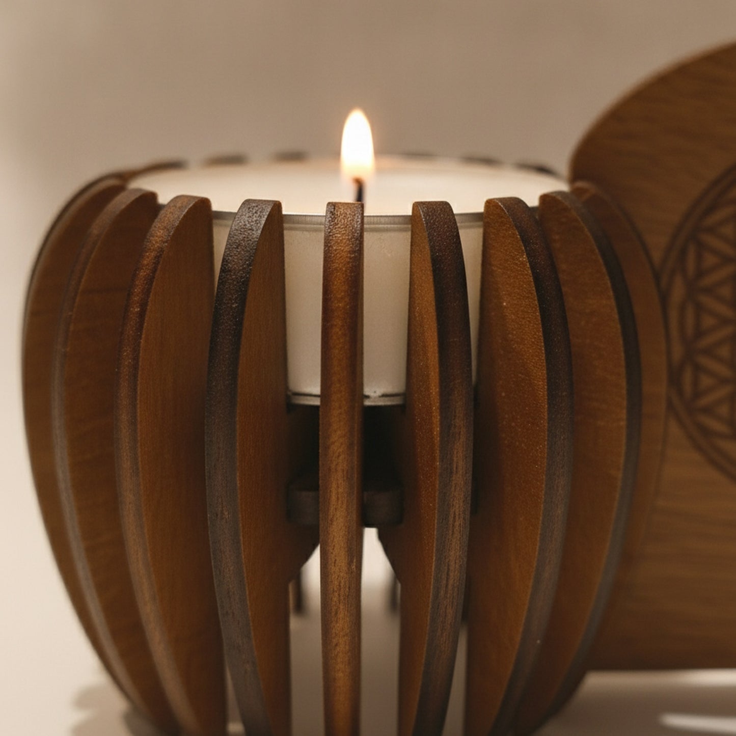 Blume-des-Lebens-Gravur im Detail, dunkles Holz – Lichtduett