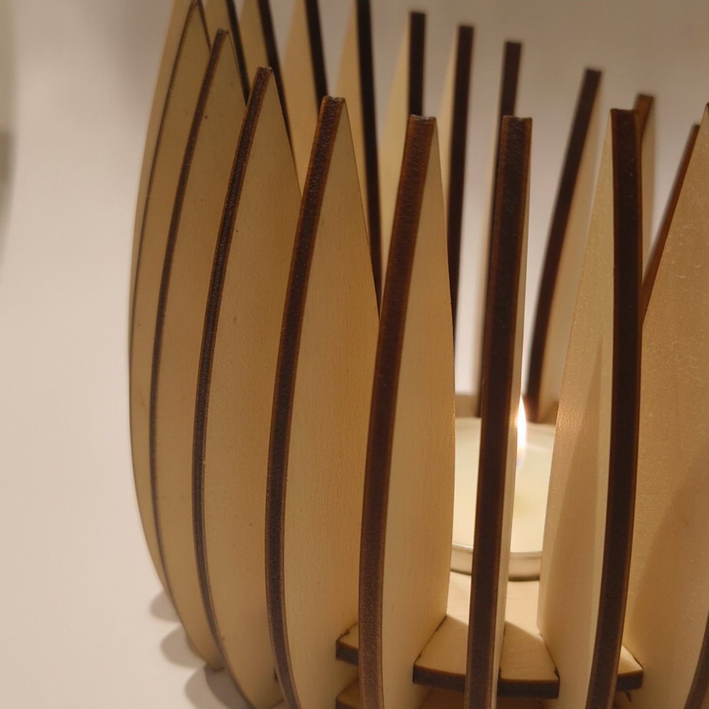 Detail der Holzblätter – Teelichthalter Blütenkelch
