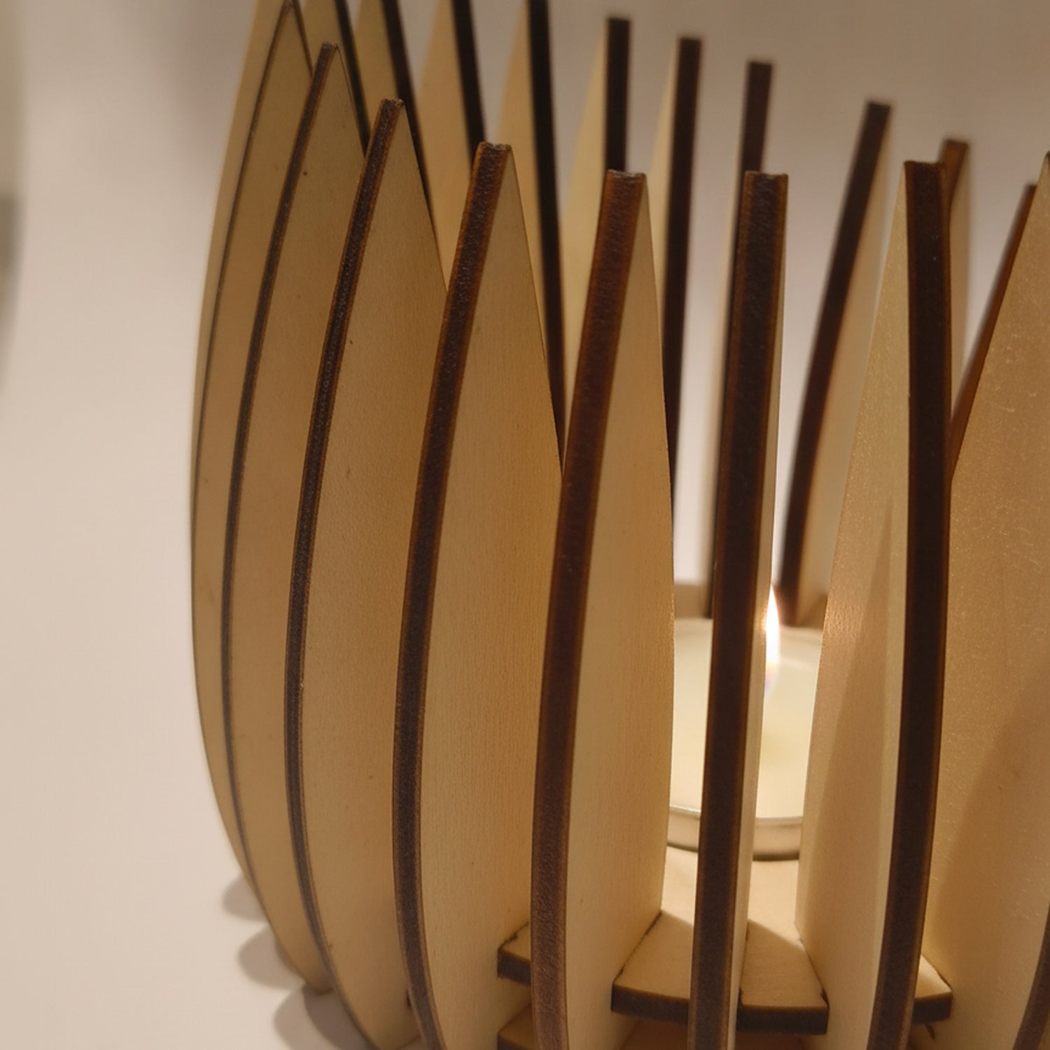 Detail der Holzblätter – Teelichthalter Blütenkelch