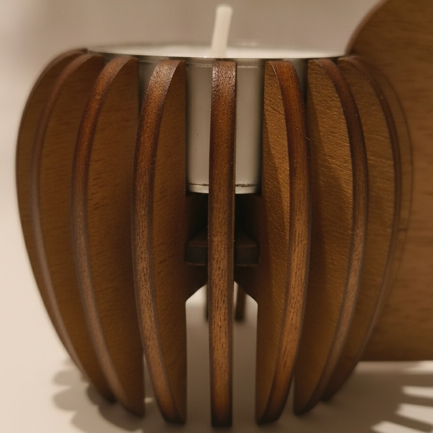 Detail der Holzlamellen – Lichtduett Wunschgravur dunkel
