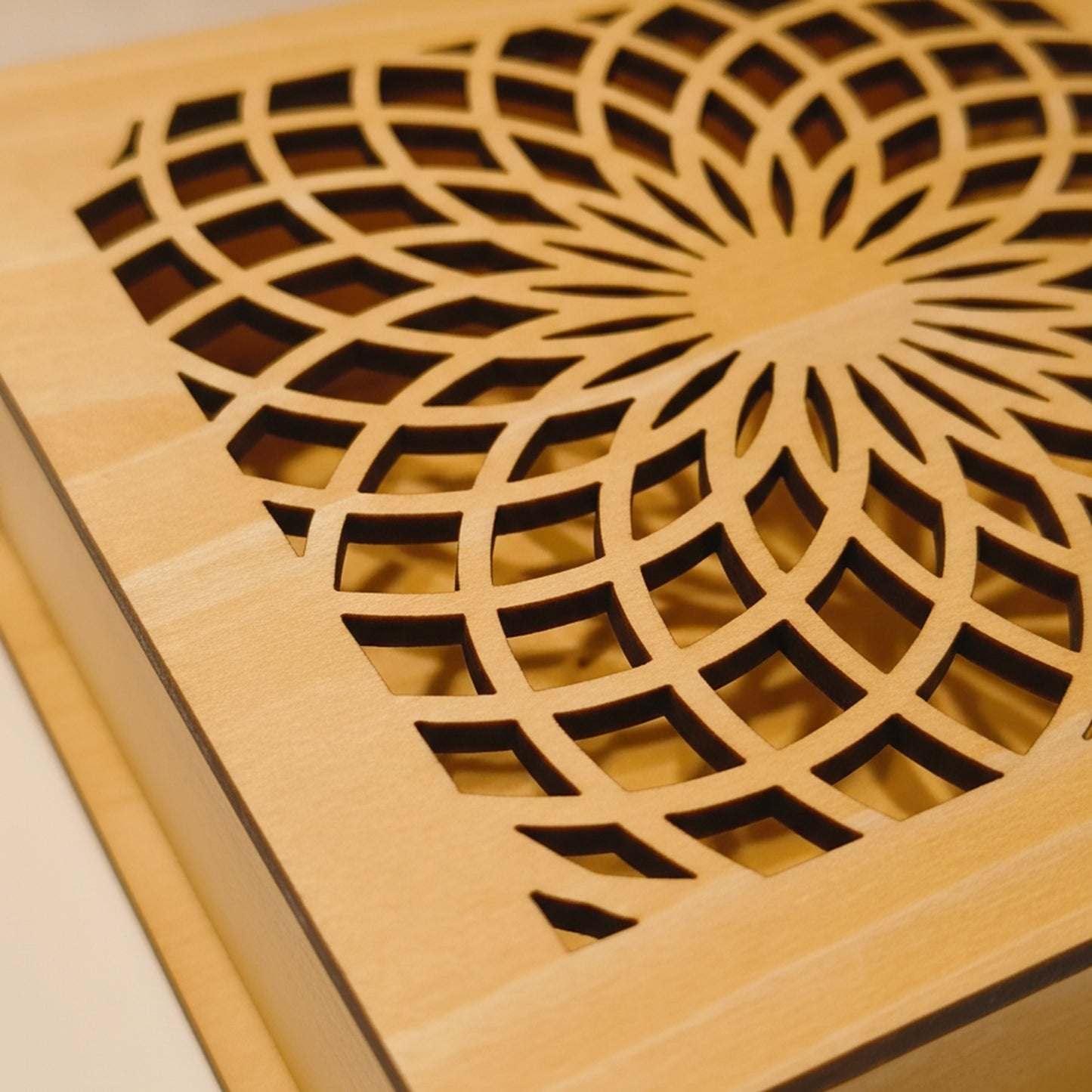 Detail des lasergeschnittenen Kaleidoskop-Ornaments, helles Holz