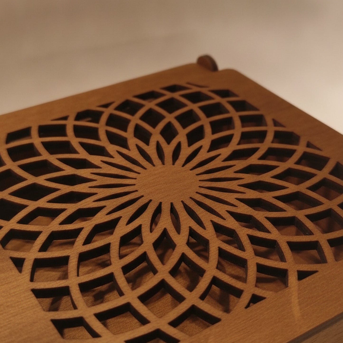 Detail des lasergeschnittenen Kaleidoskop-Ornaments, dunkles Holz