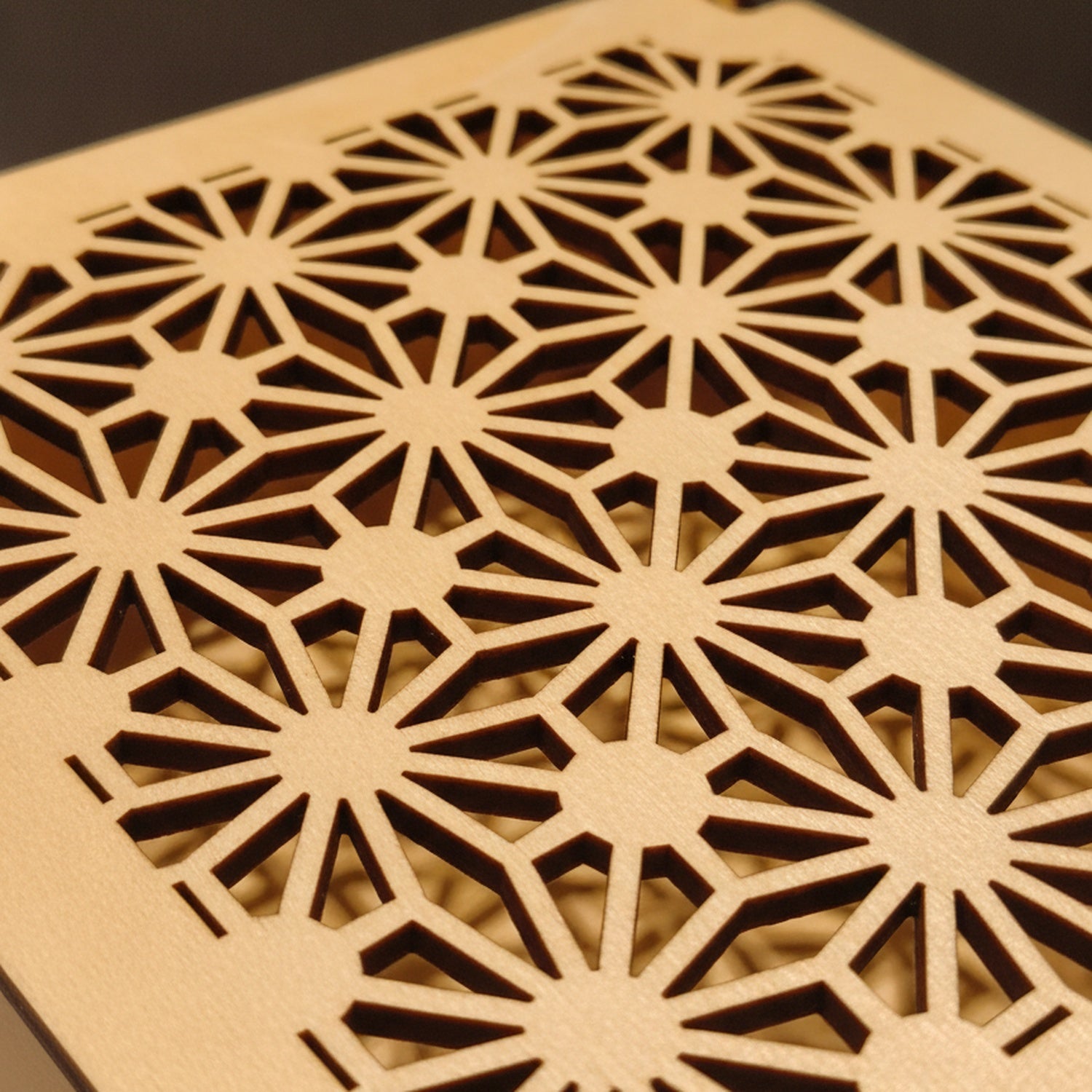 Sterngitter-Ornament im Deckel – Detail des Laserschnitts