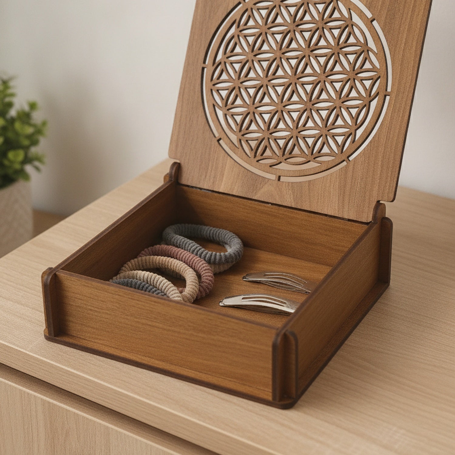 Geöffnetes Schmuckkästchen Blume des Lebens aus dunklem Holz mit Haarschmuck