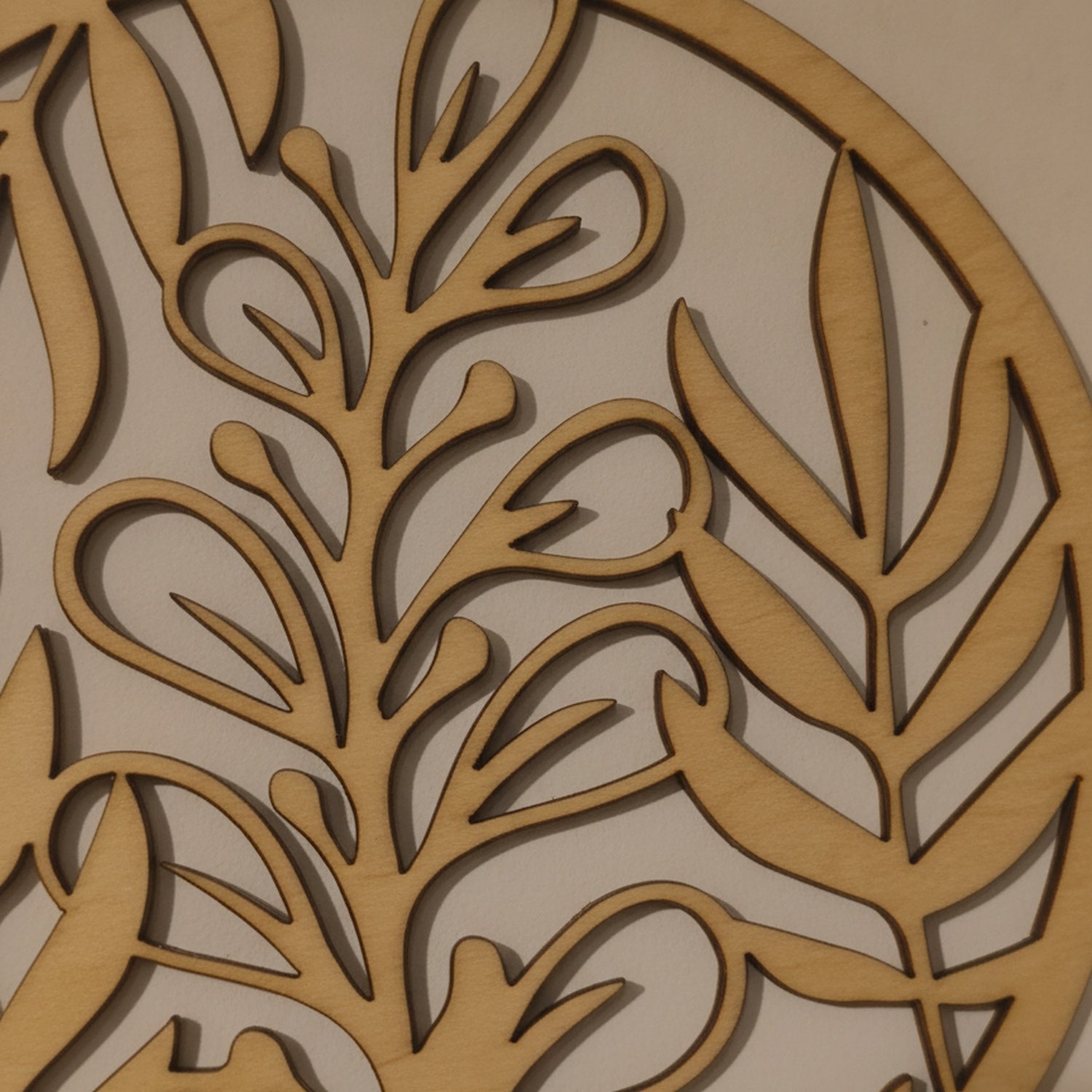 Detailaufnahme des lasergeschnittenen Blattmotivs