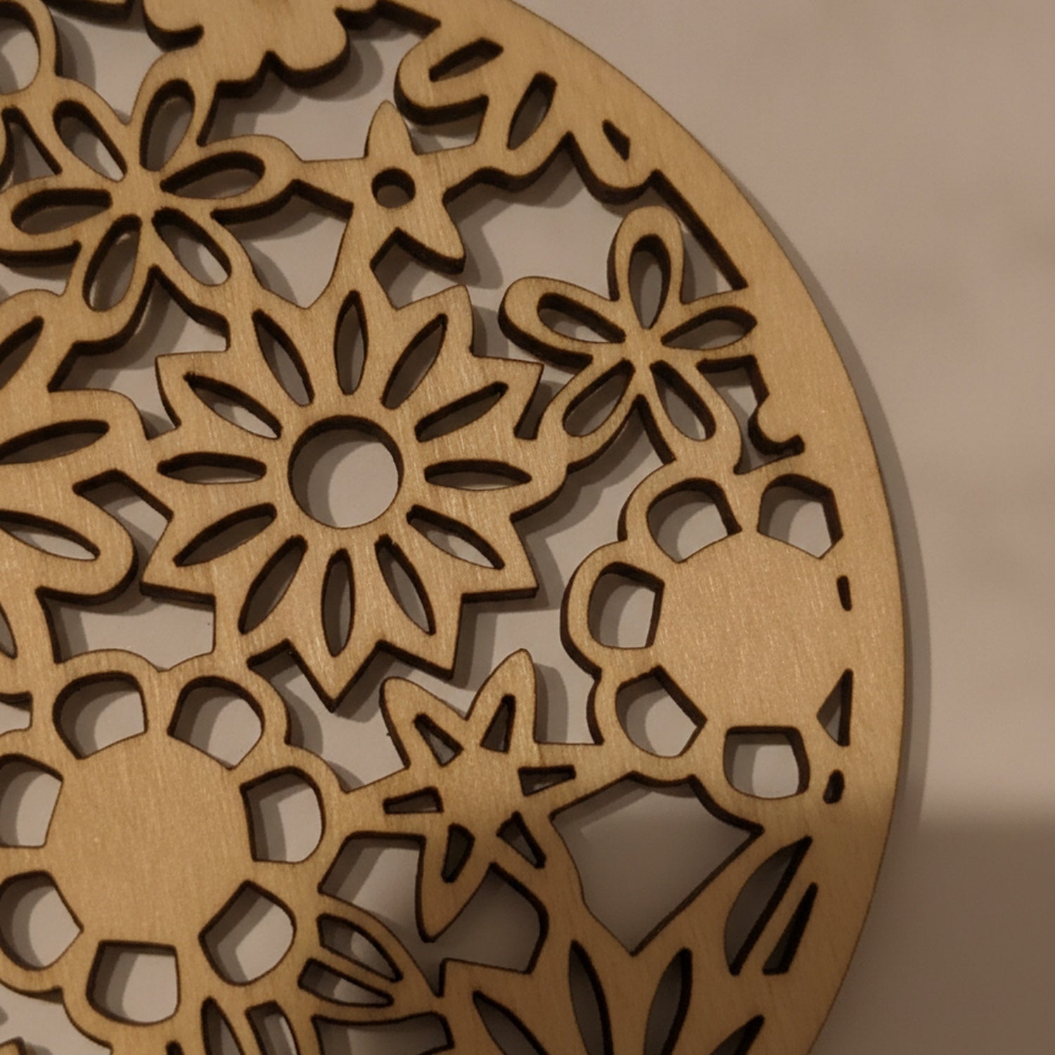 Detailaufnahme des lasergeschnittenen Blütenmotivs