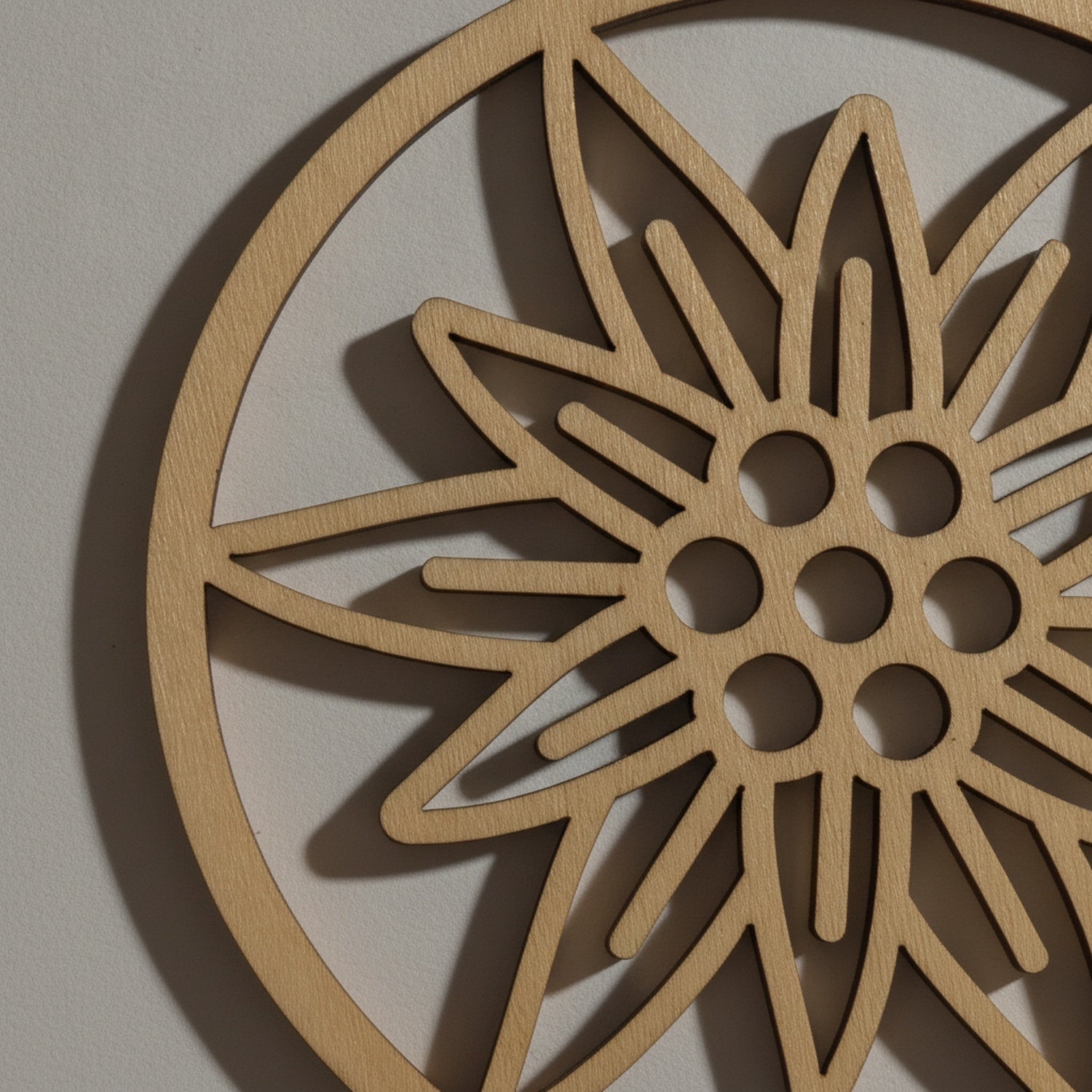 Detailaufnahme des lasergeschnittenen Edelweiß-Motivs