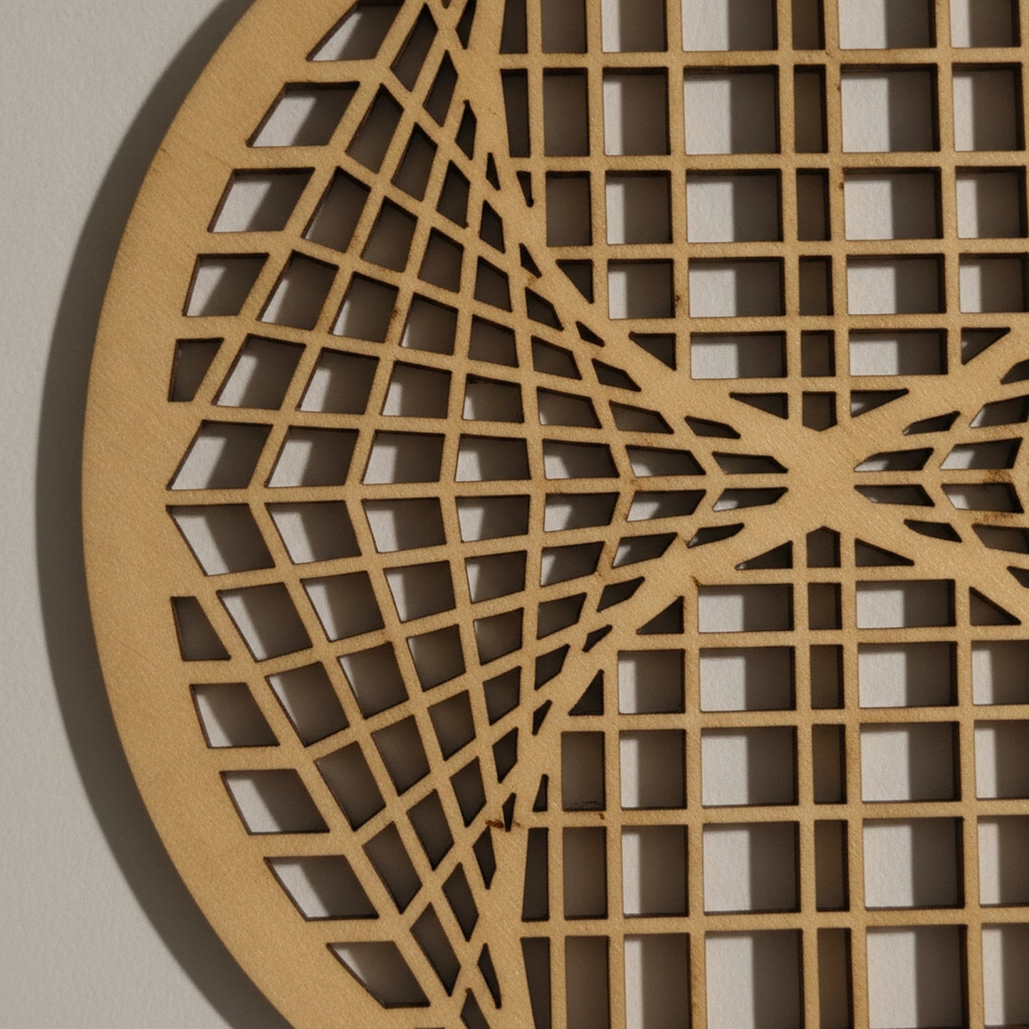 Detailaufnahme des lasergeschnittenen Geometrie-Musters