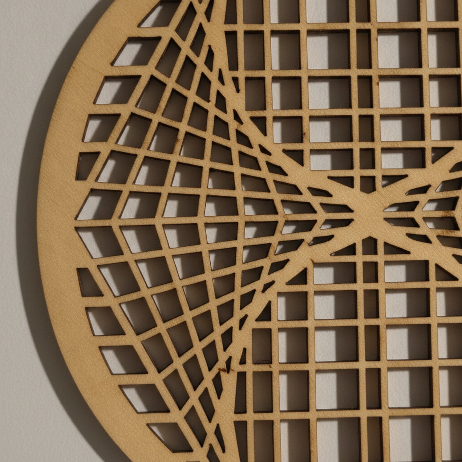 Detailaufnahme des lasergeschnittenen Geometrie-Musters