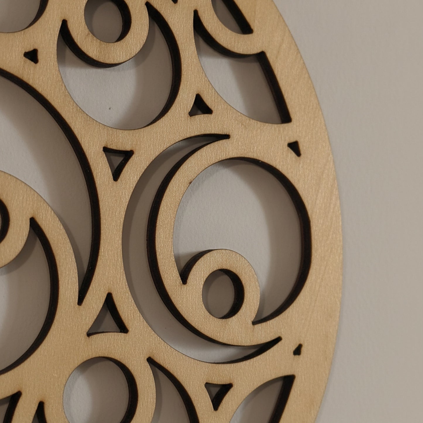 Detailaufnahme des lasergeschnittenen Spiralen-Musters