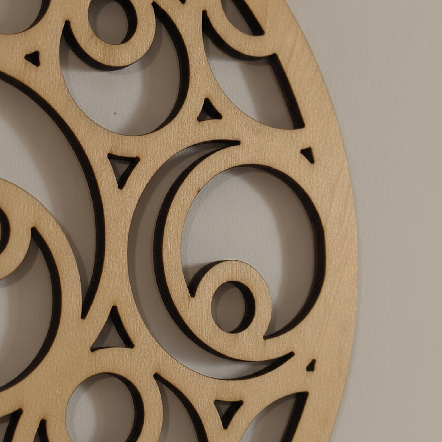 Detailaufnahme des lasergeschnittenen Spiralen-Musters