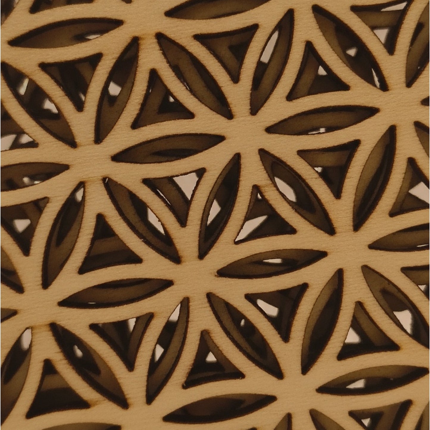 Detailaufnahme des lasergeschnittenen Blume-des-Lebens-Musters