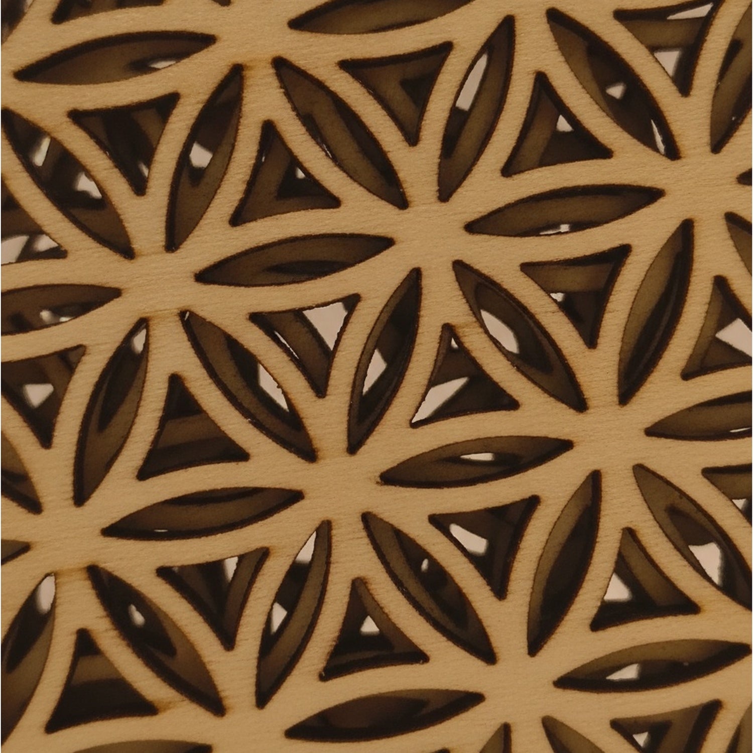 Detailaufnahme des lasergeschnittenen Blume-des-Lebens-Musters